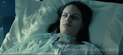 ベッドに横たわるマギー